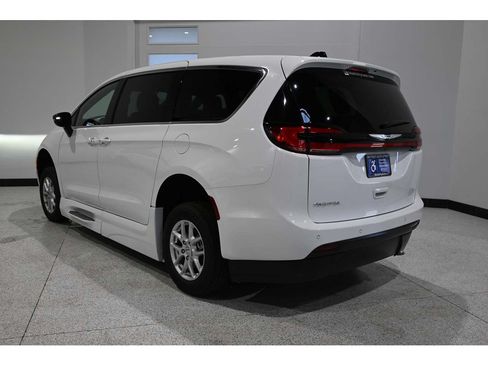 New 2024 Chrysler Pacifica Touring FWD image 8