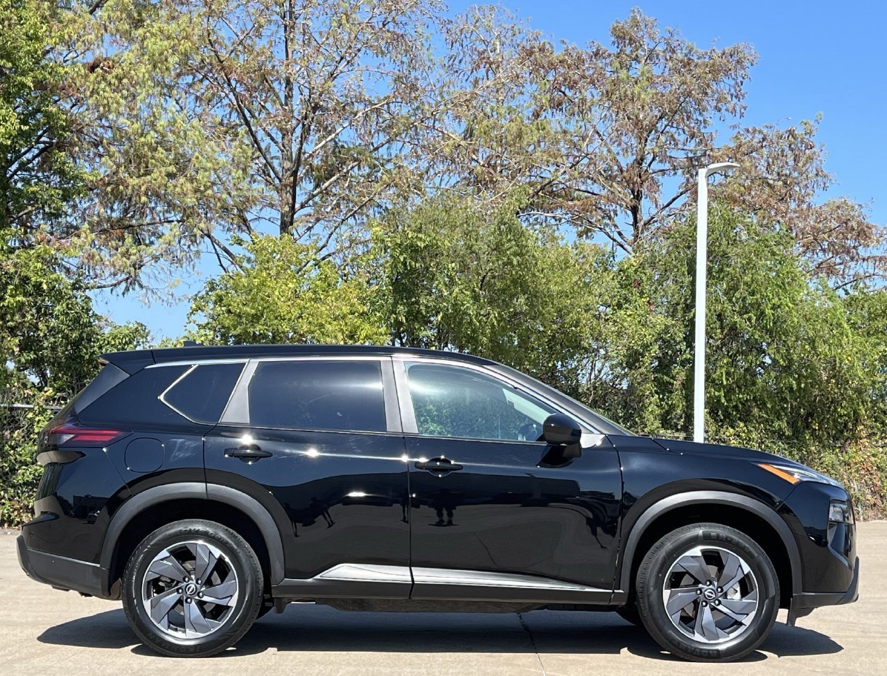 Used 2026 Nissan Rogue SV FWD image 3
