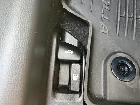 Used 2021 Toyota Corolla LE FWD image 23