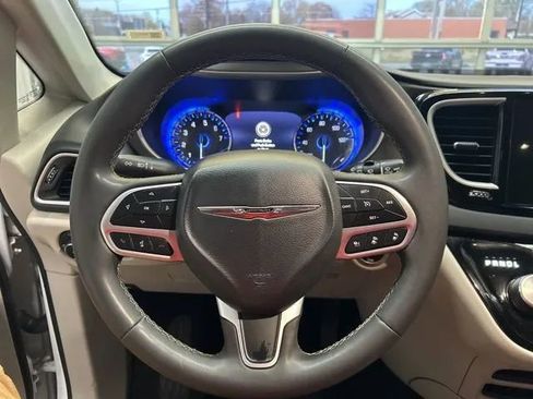 Used 2023 Chrysler Pacifica Touring-L FWD image 21