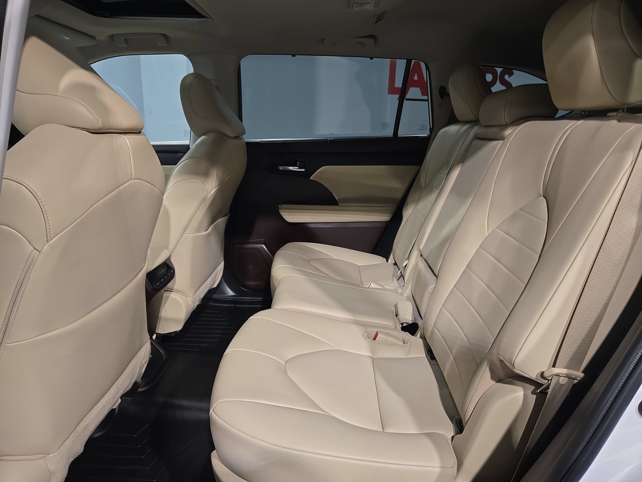 Used 2022 Toyota Highlander XLE FWD image 36