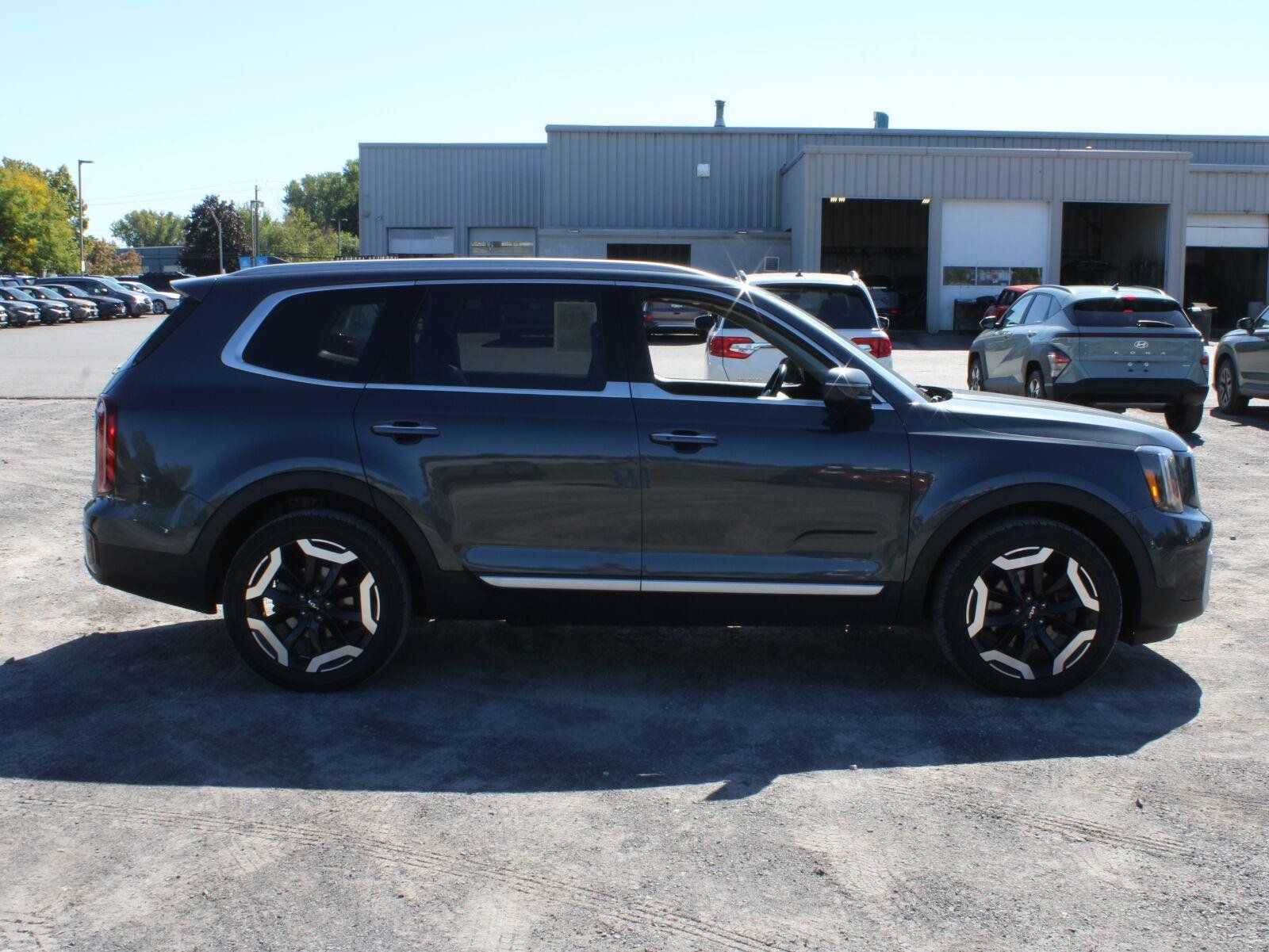 Used 2024 Kia Telluride S w/ S Sunroof Package AWD/4WD image 4