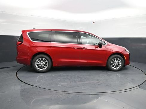 New 2027 Chrysler Pacifica Select AWD/4WD image 10