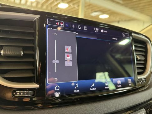 Used 2024 Chrysler Pacifica Touring-L FWD image 30