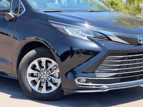 Used 2022 Toyota Sienna XLE FWD image 2