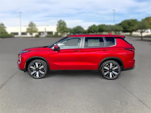New 2025 Mitsubishi Outlander SE image 4