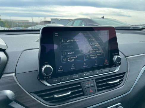 Used 2025 Nissan Altima 2.5 SV image 21