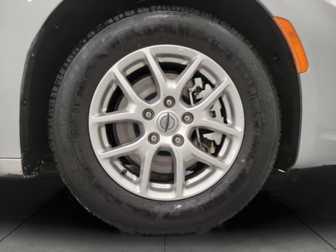 Used 2024 Chrysler Pacifica Touring-L image 3