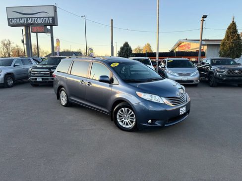 Used 2017 Toyota Sienna XLE w/ XLE Navigation Package image 2