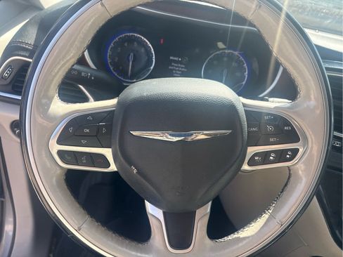 Used 2017 Chrysler Pacifica Limited w/ Advanced Safetytec Group FWD image 15