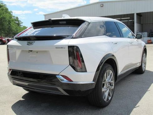 Used 2025 Cadillac Optiq Luxury 2 w/ LPO, Floor Liner Package AWD/4WD image 4
