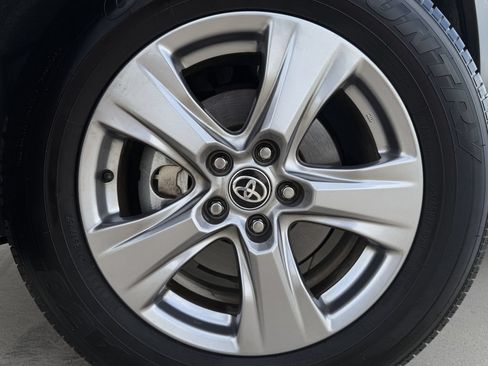 Used 2024 Toyota RAV4 XLE w/ Convenience Package FWD image 9