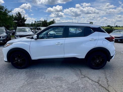 Used 2022 Nissan Kicks SV FWD image 2