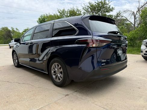 Used 2023 Toyota Sienna LE AWD/4WD image 5