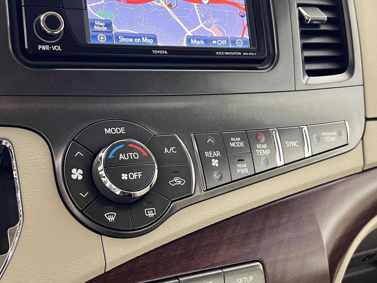 Used 2013 Toyota Sienna XLE w/ Entertainment Pkg FWD image 21