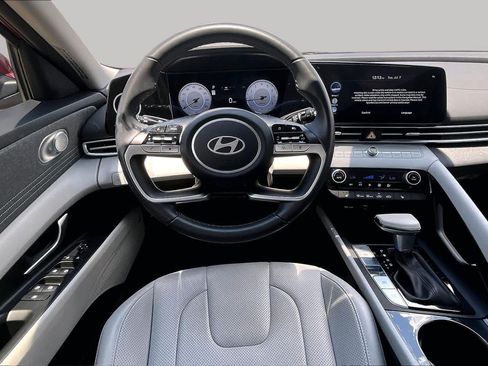 Used 2025 Hyundai Elantra Limited FWD image 5