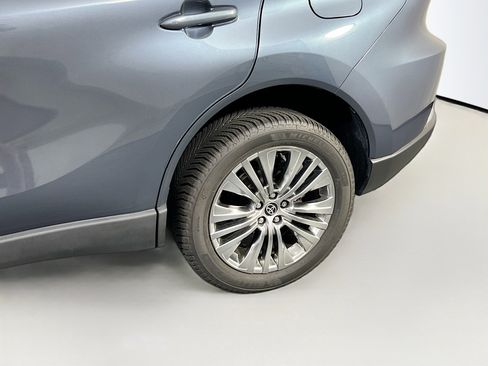 Used 2022 Toyota Venza XLE image 27