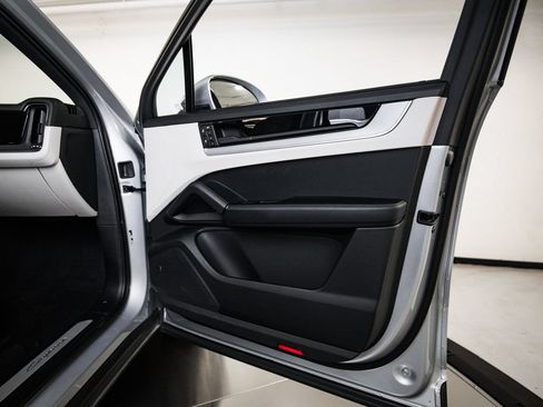 Certified 2025 Porsche Cayenne E-Hybrid AWD/4WD image 27