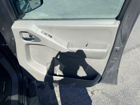 Used 2010 Nissan Frontier SE AWD/4WD image 16