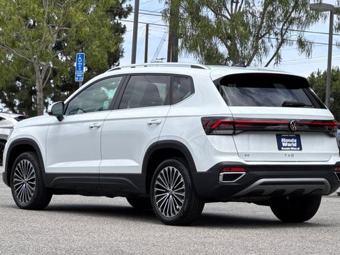 Used 2025 Volkswagen Taos SE FWD image 6