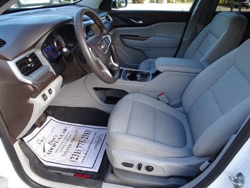 Used 2023 GMC Acadia SLE w/ Infotainment Package image 2