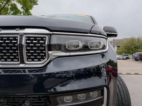 Used 2023 Jeep Grand Wagoneer Series III image 3