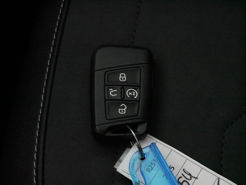 Used 2025 Volkswagen Taos SE image 32