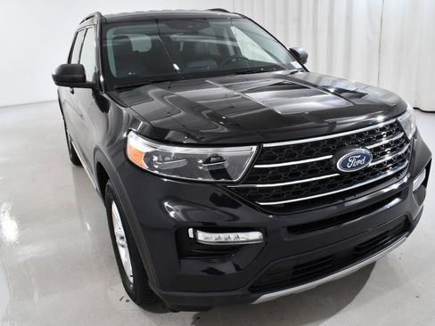 Used 2022 Ford Explorer XLT w/ Equipment Group 202A image 4