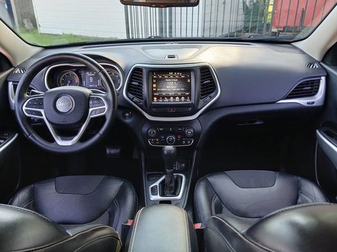 Used 2018 Jeep Cherokee Latitude Plus FWD image 18