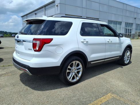 Used 2017 Ford Explorer XLT w/ Equipment Group 201A AWD/4WD image 5