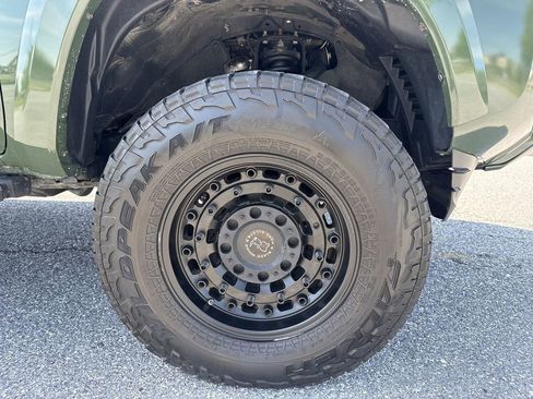 Used 2021 Toyota Tacoma TRD Sport w/ TRD Premium Sport Package AWD/4WD image 31