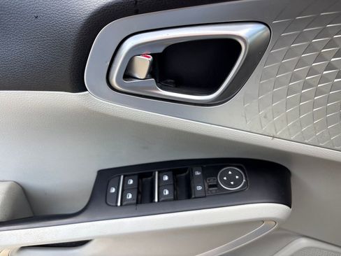 Used 2022 Kia Soul LX image 16