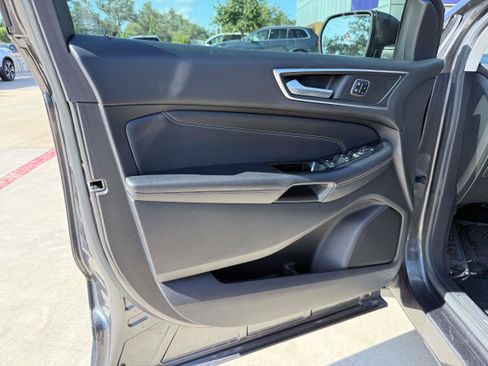 Used 2017 Ford Edge Titanium w/ Technology Package FWD image 10