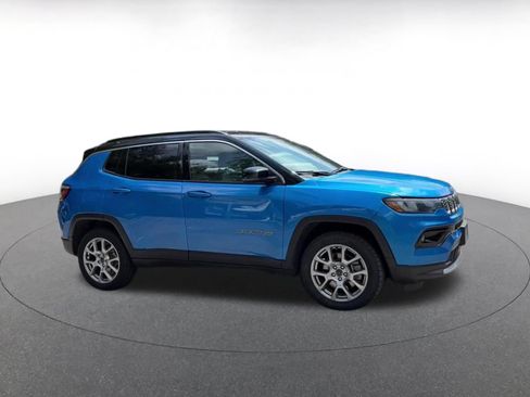 Used 2025 Jeep Compass Limited AWD/4WD image 2