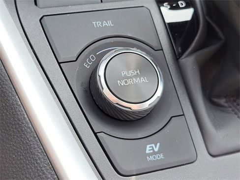 Used 2025 Toyota RAV4 XLE image 28