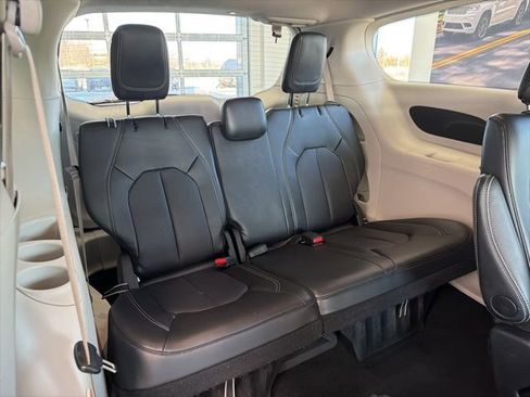 Used 2024 Chrysler Pacifica Touring-L image 10