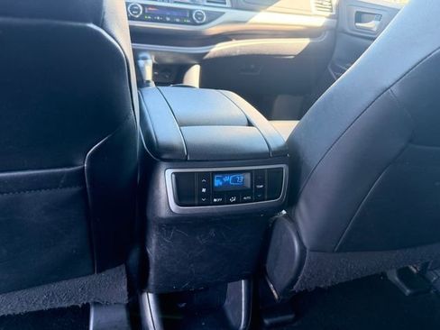 Used 2019 Toyota Highlander XLE AWD/4WD image 9