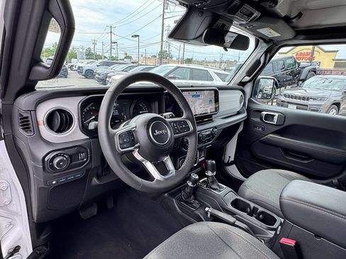 Certified 2025 Jeep Wrangler Unlimited Sahara AWD/4WD image 12