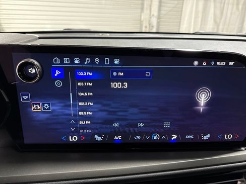 Used 2025 Chevrolet Traverse LT FWD image 34