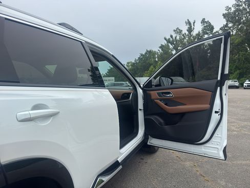 Used 2025 Nissan Rogue Platinum w/ Platinum Premium Package FWD image 19