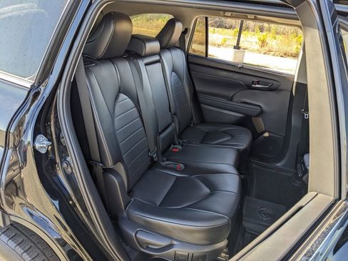 Used 2021 Toyota Highlander XLE image 47