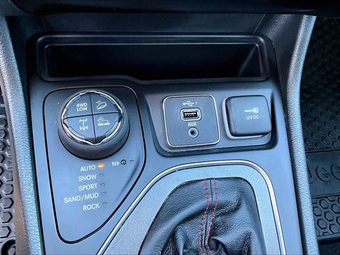 Used 2023 Jeep Cherokee Trailhawk w/ Premium Leather Package AWD/4WD image 31