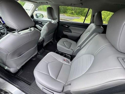 Used 2023 Toyota Highlander XLE AWD/4WD image 15