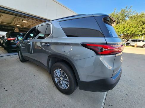 Used 2023 Chevrolet Traverse LT FWD image 3