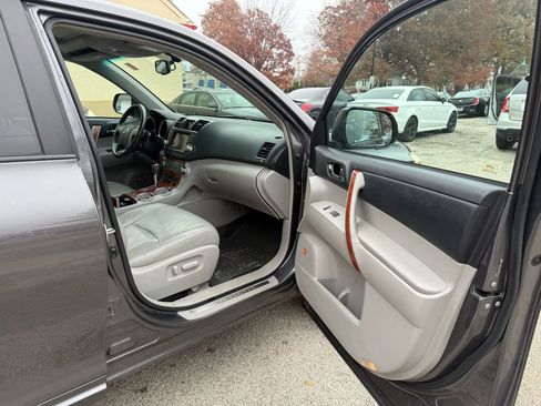 Used 2010 Toyota Highlander Limited image 18