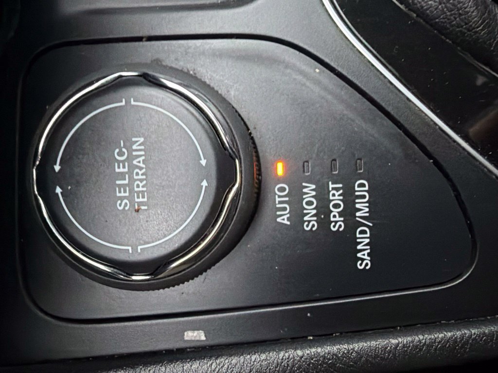 Used 2019 Jeep Cherokee Latitude w/ Cold Weather Group AWD/4WD image 30