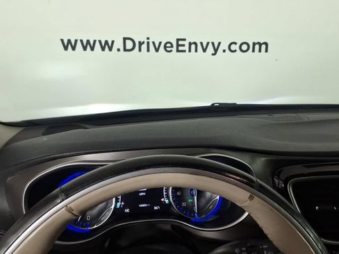 Used 2019 Chrysler Pacifica Limited w/ Tire & Wheel Group FWD image 25