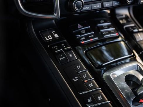 Used 2018 Porsche Cayenne Platinum Edition image 63