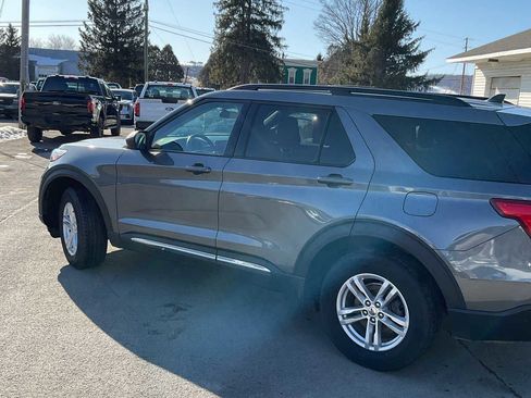 Used 2022 Ford Explorer XLT image 4