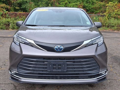 Used 2023 Toyota Sienna XLE image 29